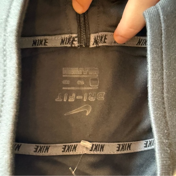 NWT Nike men's 2XL Black Quarter-Zip Pullover - Picture 4 of 4